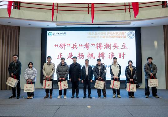 院长李建坡为学生代表发放慰问品